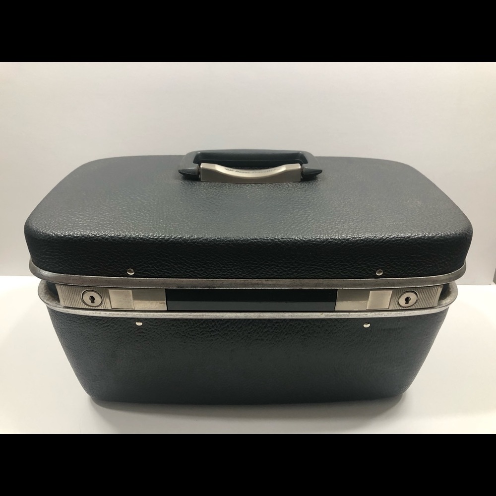 Vintage 60’s “Royal Traveller” weekend case